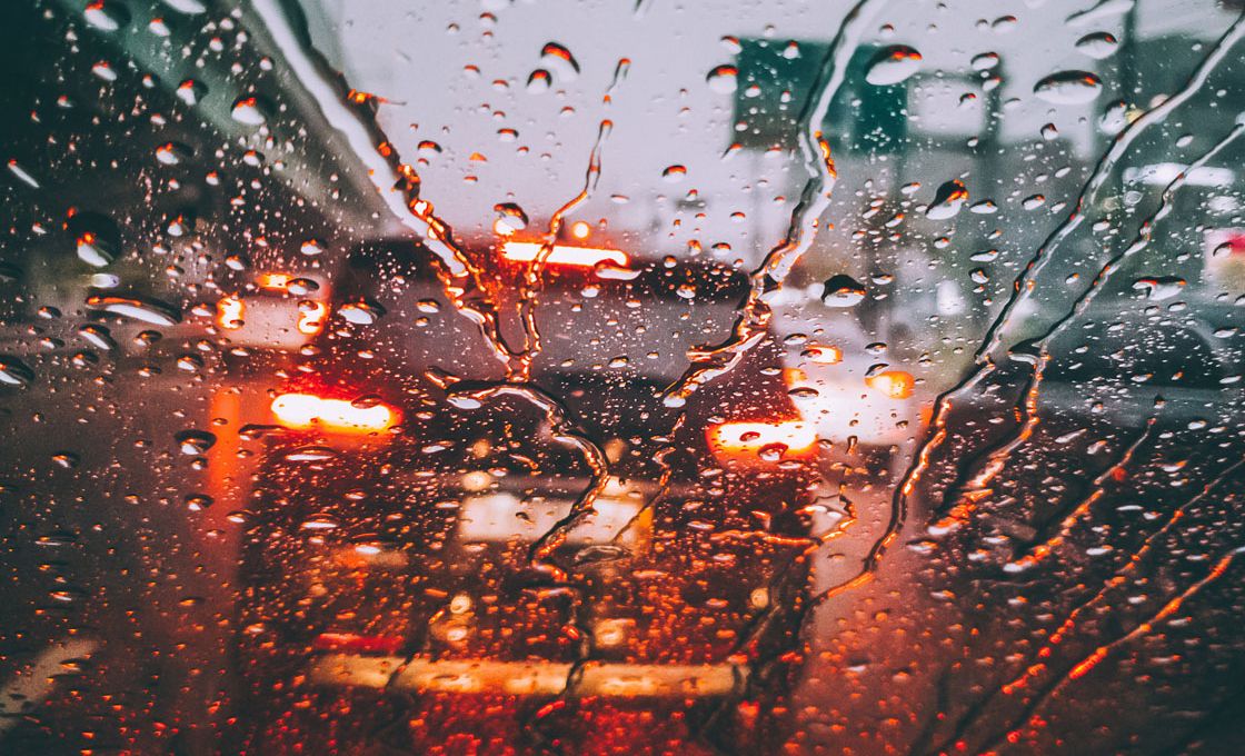 Como preparar o carro e conduzir com chuva?